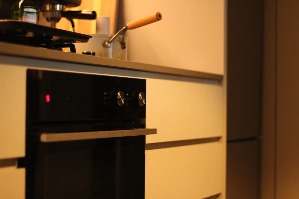 California redefines 'livable' housing: Stoves and fridges mandatory in new leases starting 2026 post image